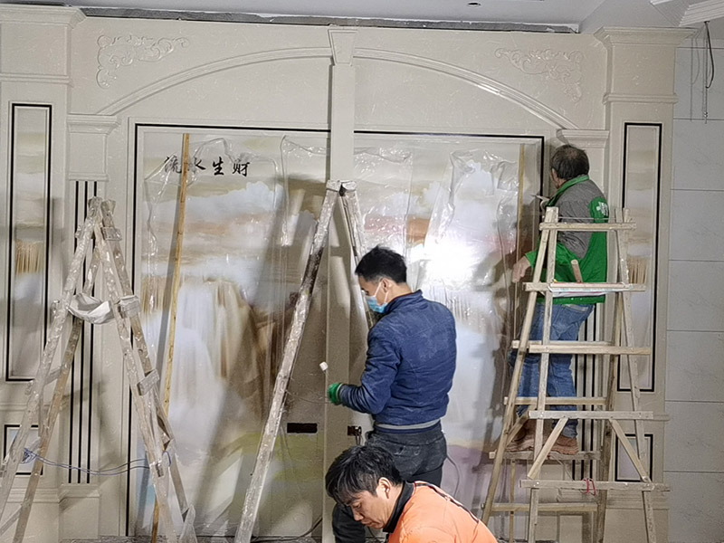 客廳背景墻裝修：電視背景墻一定會(huì)是裝修的重中之重,他的裝修類型有許多,例如外型鋁塑板、石膏板外型、外型鋁塑板、木制油漆外型、玻璃、石材外型,還有貼墻紙等各種裝修方式。做裝修計(jì)劃時(shí)一定要考慮一下客廳他自己寬度,一般情況下放置電視機(jī)比較看起來最佳的間隔是電視機(jī)尺度的3.5倍因此我們不能把電視墻做得太厚,以免導(dǎo)致客廳看起來比較狹小。背景墻面在施工時(shí)候，我們要確定好踢腳線高度，地磚厚度這些因素都是我們需要考慮進(jìn)去的使各個(gè)外型諧和,如果沒有計(jì)劃踢腳線,那么面板、石膏板的裝置應(yīng)當(dāng)在地磚施工完成后,以防受潮。