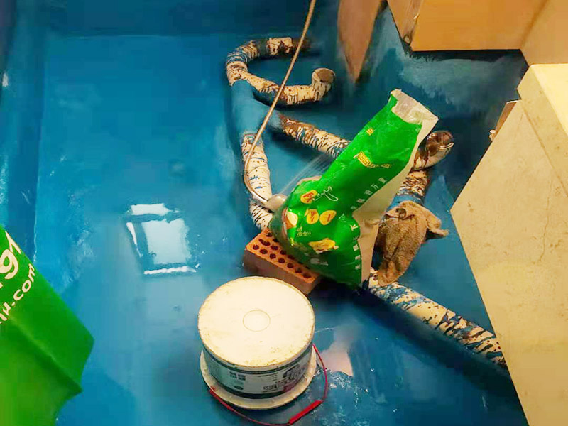 閉水試驗樓下檢查：首先要將事先準備好的沙子裝進塑料袋里，這樣才能嚴實地堵住地漏，也可以做到防止蓄的水跑掉。塑料袋就是防水涂料的包裝袋，一般都會在刷完防水以后特定將這個塑料袋留著，以備做閉水試驗的時候用。 2、第二步：將水有可能滿出來的門口堵上水泥，地面很低的地方就是不能用的。 3、第三步：放水。水要將整個涂閉水試驗的地面全部都要浸濕，一般來說差不多放1公分就足夠了，但是怕放的水在未來的48小時內(nèi)蒸發(fā)掉，那么你就可以考慮放在2公分高就可以了。