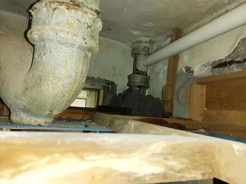 鑄鐵下水管更換：鑄鐵排污管與PVC管物理性能不一樣，PVC下水管與鑄鐵下水管之間的連接是無法通過芽口連接裝置來實現(xiàn)的，如果單獨更換請務必注意在兩種管道接口位置加防水膠及防水密封圈，防止因熱脹冷縮導致的漏水滲水現(xiàn)象； 切割時最好先把二層將鑄鐵管鋸斷，然后用相應口徑的PVC直接，用膠粘接在鑄鐵管上，直接一定要大于鑄鐵管的口徑。粘接的膠可選用萬能膠、免釘膠、塑鋼泥等。 逐層更換請盡量不要更改原管道走向一般不會有其他的問題的！ 架把火把PVC排水管烤軟，注意火候烤軟就行不要給烤焦了，然后用家里的啤酒瓶當做擴口器把PVC管擴下口，然后把鑄鐵和PVC管連接到一塊就行了連接的時候注意要擰緊。