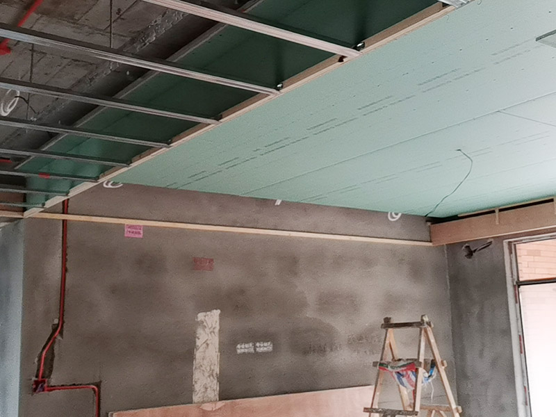 全屋吊頂安裝：吊頂安裝的第一個(gè)步驟就是邊角線(xiàn)安裝了。邊角線(xiàn)的安裝是為了確定吊頂?shù)陌惭b高度和安裝水平，也是為了接下來(lái)的龍骨安裝做鋪墊，方便后續(xù)的工作。所以在邊角線(xiàn)安裝的時(shí)候一定要仔細(xì)，如果邊角線(xiàn)傾斜，那么整個(gè)吊頂都會(huì)傾斜。在確定了吊頂?shù)陌惭b高度和安裝水平后，我們就要安裝螺桿了。在吊頂?shù)陌惭b中，有六根螺桿將會(huì)承擔(dān)起整個(gè)吊頂?shù)闹亓俊Ｒ驗(yàn)辇埞鞘钦麄€(gè)吊頂扣板的承重物，也是做造型的關(guān)鍵?？郯逶邶埞前惭b好、電器口預(yù)留好了之后就可以進(jìn)行安裝。安裝扣板時(shí)，安裝師傅會(huì)按照扣板四邊的膜上的箭頭方向來(lái)進(jìn)行安裝。一般來(lái)說(shuō)，第一排的扣板會(huì)用美工刀做一些切割，這樣才會(huì)既美觀(guān)又堆成。切割口也會(huì)對(duì)著墻面，不會(huì)露出來(lái)。