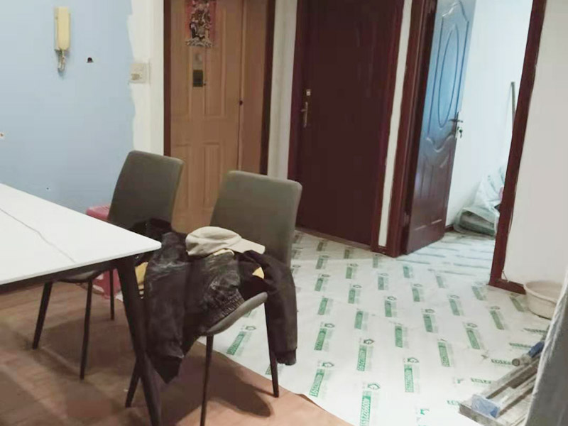 走廊成品保護(hù)措施：為加快先進(jìn)技術(shù)與現(xiàn)代管理方法和手段在項(xiàng)目的運(yùn)用，努力降低成本，提高工程質(zhì)量，確保全面實(shí)現(xiàn)對(duì)業(yè)主的承諾。施工現(xiàn)場(chǎng)隨著施工進(jìn)行，成品保護(hù)工作顯得尤為重要，做好成品保護(hù)工作，是在施工過(guò)程中要對(duì)已完工分項(xiàng)進(jìn)行保護(hù)，否則一旦造成損壞，將會(huì)增加修復(fù)工作，帶來(lái)工、料浪費(fèi)、工期拖延及經(jīng)濟(jì)損失。因此成品保護(hù)是施工管理重要組織部分，是保證施工生產(chǎn)順利進(jìn)行的主要環(huán)節(jié)。