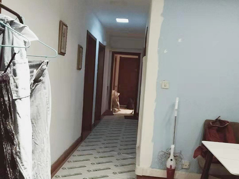 走廊成品保護(hù)措施：為加快先進(jìn)技術(shù)與現(xiàn)代管理方法和手段在項(xiàng)目的運(yùn)用，努力降低成本，提高工程質(zhì)量，確保全面實(shí)現(xiàn)對(duì)業(yè)主的承諾。施工現(xiàn)場(chǎng)隨著施工進(jìn)行，成品保護(hù)工作顯得尤為重要，做好成品保護(hù)工作，是在施工過(guò)程中要對(duì)已完工分項(xiàng)進(jìn)行保護(hù)，否則一旦造成損壞，將會(huì)增加修復(fù)工作，帶來(lái)工、料浪費(fèi)、工期拖延及經(jīng)濟(jì)損失。因此成品保護(hù)是施工管理重要組織部分，是保證施工生產(chǎn)順利進(jìn)行的主要環(huán)節(jié)。