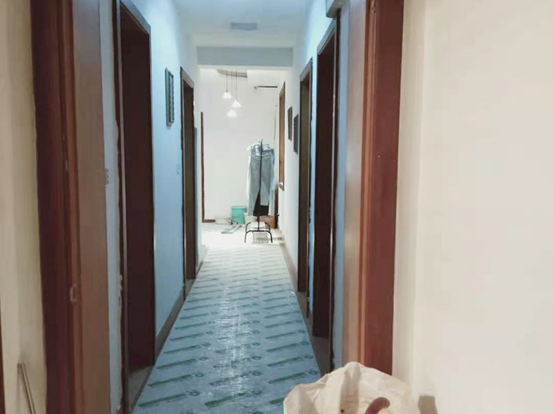 走廊成品保護(hù)措施：為加快先進(jìn)技術(shù)與現(xiàn)代管理方法和手段在項(xiàng)目的運(yùn)用，努力降低成本，提高工程質(zhì)量，確保全面實(shí)現(xiàn)對(duì)業(yè)主的承諾。施工現(xiàn)場(chǎng)隨著施工進(jìn)行，成品保護(hù)工作顯得尤為重要，做好成品保護(hù)工作，是在施工過(guò)程中要對(duì)已完工分項(xiàng)進(jìn)行保護(hù)，否則一旦造成損壞，將會(huì)增加修復(fù)工作，帶來(lái)工、料浪費(fèi)、工期拖延及經(jīng)濟(jì)損失。因此成品保護(hù)是施工管理重要組織部分，是保證施工生產(chǎn)順利進(jìn)行的主要環(huán)節(jié)。