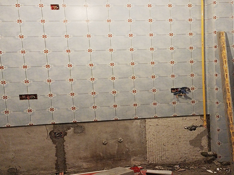 水電改造瓷磚鋪貼：工人按走向進行墻面或地面開槽，開槽過程中，不允許出現(xiàn)墻面橫向開槽大于30cm的現(xiàn)象，因為橫向開槽將破壞整樓的承重，使得抗震能力降低而且墻面容易開裂。如果是保溫墻的話，開很長的橫槽有可能會導致開槽上部的保溫層整體脫落。墻面開槽一般都應該是豎向垂直開槽。 埋入管線(包括布線和接好管道)和暗盒，電路施工時先安裝管路，然后再穿導線，這樣可以避免將來換線出現(xiàn)導線無法抽動的現(xiàn)象。穿管不能使用軟管，防止出現(xiàn)死角。同時電路接頭不要裸露在外面，應該安裝在線盒內(nèi)，分線盒之間不允許有接頭。