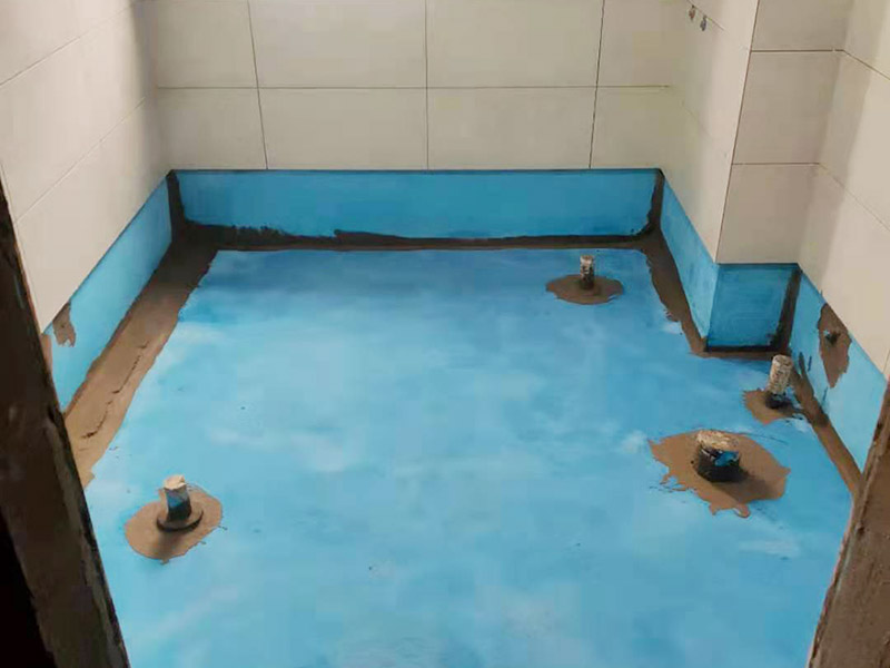 衛(wèi)生間防水施工：在衛(wèi)生間內(nèi)刷第一遍防水涂料，涂料高度、厚度需要達(dá)標(biāo);2、第一遍涂料干透之后，刷第二遍涂料;3、第二遍防水涂料干透后，在涂層表面鋪保護(hù)層;4、閉水實驗，地面上的水線需要維持在2cm以上，并在1天后，觀察是否會滲漏。