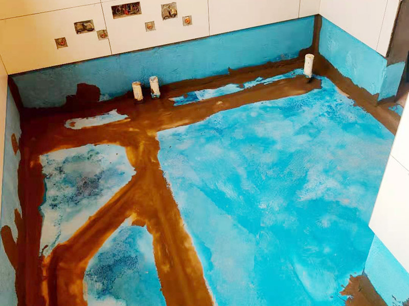 衛(wèi)生間防水施工：在衛(wèi)生間內(nèi)刷第一遍防水涂料，涂料高度、厚度需要達(dá)標(biāo);2、第一遍涂料干透之后，刷第二遍涂料;3、第二遍防水涂料干透后，在涂層表面鋪保護(hù)層;4、閉水實驗，地面上的水線需要維持在2cm以上，并在1天后，觀察是否會滲漏。