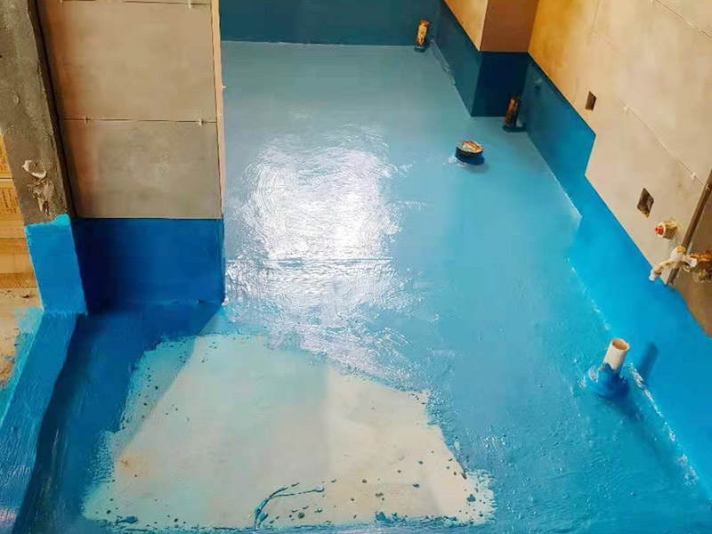 衛(wèi)生間防水施工：在衛(wèi)生間內(nèi)刷第一遍防水涂料，涂料高度、厚度需要達(dá)標(biāo);2、第一遍涂料干透之后，刷第二遍涂料;3、第二遍防水涂料干透后，在涂層表面鋪保護(hù)層;4、閉水實驗，地面上的水線需要維持在2cm以上，并在1天后，觀察是否會滲漏。