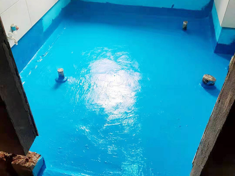 衛(wèi)生間防水施工：在衛(wèi)生間內(nèi)刷第一遍防水涂料，涂料高度、厚度需要達(dá)標(biāo);2、第一遍涂料干透之后，刷第二遍涂料;3、第二遍防水涂料干透后，在涂層表面鋪保護(hù)層;4、閉水實驗，地面上的水線需要維持在2cm以上，并在1天后，觀察是否會滲漏。