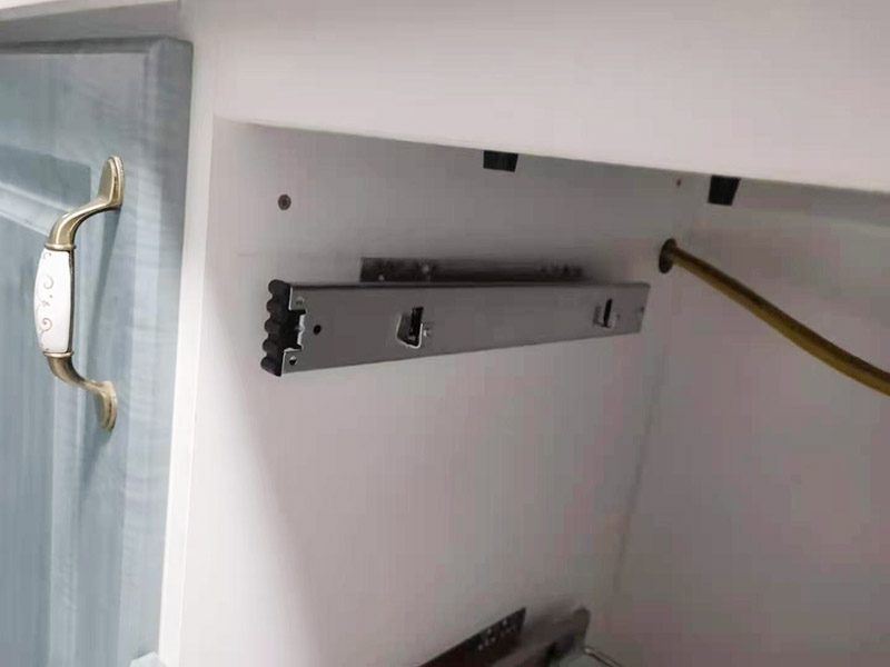 廚房安裝柜籃：首先將軌道的大小進行匹配。然后選擇一個合適的鉆頭。因為需要將螺絲固定住，這就需要有一個螺絲孔。不同的櫥柜材質(zhì)以及螺絲大小都需要不同的鉆頭。而且裝修者應該根據(jù)該櫥柜拉籃螺絲的大小在櫥柜和墻體上都打出一個大小適中的螺絲孔。 在合適的位置上打造出合適的鉆孔之后，就需要安裝螺絲了。對于櫥柜的拉籃來說，安裝時也需要一些漲塞，這樣才可以保證螺絲的固定更加結(jié)實，更加經(jīng)久耐用。當然漲塞需要留出一部分在外面，這樣才方便放置拉籃。