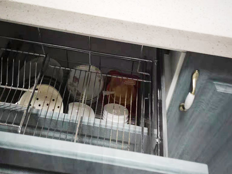 廚房安裝柜籃：首先將軌道的大小進行匹配。然后選擇一個合適的鉆頭。因為需要將螺絲固定住，這就需要有一個螺絲孔。不同的櫥柜材質(zhì)以及螺絲大小都需要不同的鉆頭。而且裝修者應該根據(jù)該櫥柜拉籃螺絲的大小在櫥柜和墻體上都打出一個大小適中的螺絲孔。 在合適的位置上打造出合適的鉆孔之后，就需要安裝螺絲了。對于櫥柜的拉籃來說，安裝時也需要一些漲塞，這樣才可以保證螺絲的固定更加結(jié)實，更加經(jīng)久耐用。當然漲塞需要留出一部分在外面，這樣才方便放置拉籃。