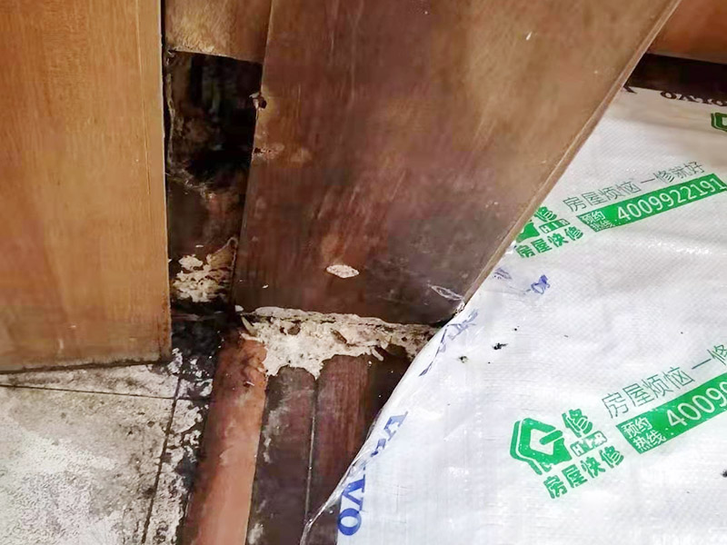 門框門鎖維修：首先就應(yīng)該想到將變形的門框拆下來，然后重新修理一下，再重新把門框裝上去，但是，如果不及時修復(fù)，可能就需要更換。拆了門上的鉸鏈，因為木門或者門框如果繼續(xù)變形，拆掉鉸鏈就可以正常開關(guān)門了。