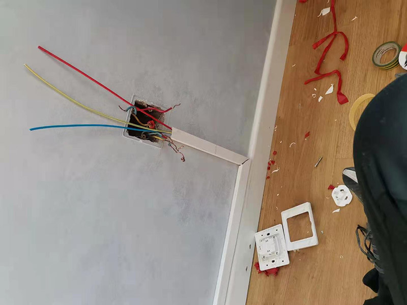 客廳明裝電路維修：從起始端到終結(jié)端，先干線支線找好水平線和垂直線。用粉線袋在線路中心彈線，并分均檔距，確定固定點(diǎn)位置。在固定點(diǎn)位置處用電錘鉆孔，然后埋入塑料脹管或傘型螺栓，供線槽固定。根據(jù)放置電線的截面大小及根數(shù)，選用適當(dāng)規(guī)格的線槽。 將線槽的底板橫平豎直地緊貼房屋墻壁、頂面的表面。固定線槽時(shí)，一般先固定兩端再固定中間。線槽對(duì)接縫與槽蓋對(duì)接縫應(yīng)錯(cuò)開并不小于10cm。槽底、槽蓋與各種附件相對(duì)接時(shí)，接縫處應(yīng)嚴(yán)密平整，固定牢固。盒子都應(yīng)兩點(diǎn)固定，各種附件角、轉(zhuǎn)角、三通等固定點(diǎn)不應(yīng)少于兩點(diǎn)。在線路分支接頭處應(yīng)采用相應(yīng)的接線箱。