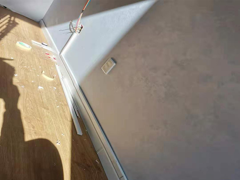 客廳明裝電路維修：從起始端到終結(jié)端，先干線支線找好水平線和垂直線。用粉線袋在線路中心彈線，并分均檔距，確定固定點(diǎn)位置。在固定點(diǎn)位置處用電錘鉆孔，然后埋入塑料脹管或傘型螺栓，供線槽固定。根據(jù)放置電線的截面大小及根數(shù)，選用適當(dāng)規(guī)格的線槽。 將線槽的底板橫平豎直地緊貼房屋墻壁、頂面的表面。固定線槽時(shí)，一般先固定兩端再固定中間。線槽對(duì)接縫與槽蓋對(duì)接縫應(yīng)錯(cuò)開并不小于10cm。槽底、槽蓋與各種附件相對(duì)接時(shí)，接縫處應(yīng)嚴(yán)密平整，固定牢固。盒子都應(yīng)兩點(diǎn)固定，各種附件角、轉(zhuǎn)角、三通等固定點(diǎn)不應(yīng)少于兩點(diǎn)。在線路分支接頭處應(yīng)采用相應(yīng)的接線箱。