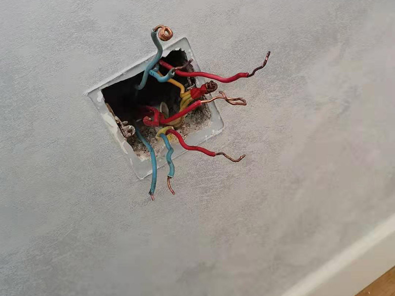 客廳明裝電路維修：從起始端到終結(jié)端，先干線支線找好水平線和垂直線。用粉線袋在線路中心彈線，并分均檔距，確定固定點(diǎn)位置。在固定點(diǎn)位置處用電錘鉆孔，然后埋入塑料脹管或傘型螺栓，供線槽固定。根據(jù)放置電線的截面大小及根數(shù)，選用適當(dāng)規(guī)格的線槽。 將線槽的底板橫平豎直地緊貼房屋墻壁、頂面的表面。固定線槽時(shí)，一般先固定兩端再固定中間。線槽對(duì)接縫與槽蓋對(duì)接縫應(yīng)錯(cuò)開并不小于10cm。槽底、槽蓋與各種附件相對(duì)接時(shí)，接縫處應(yīng)嚴(yán)密平整，固定牢固。盒子都應(yīng)兩點(diǎn)固定，各種附件角、轉(zhuǎn)角、三通等固定點(diǎn)不應(yīng)少于兩點(diǎn)。在線路分支接頭處應(yīng)采用相應(yīng)的接線箱。