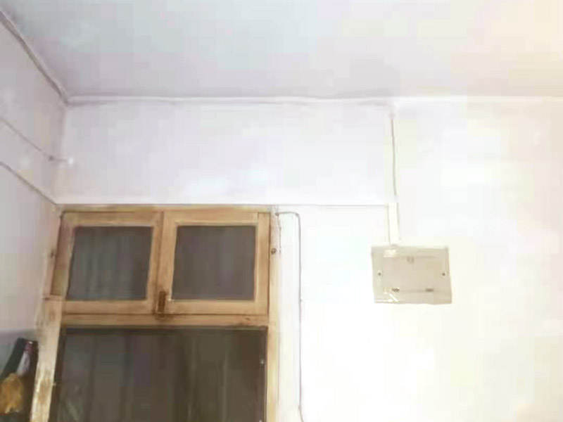 全屋明裝線路：畫框線：根據(jù)需要，在墻面的合適處畫出埋穴位置，并比照接線盒大小（四周bai放大2&mdash;3毫米），畫出開鑿范圍框線（兩個裝蓋孔應保持水平）。 鑿框線：以平口鑿沿柜線垂直鑿出深溝，然后從框內向框外斜鑿去磚角，反復進行，并注意不得崩裂框線。 鑿穴孔：將框內多余磚角鑿去，直至深度略大于接線盒高度，不得過淺或過深。 修乎穴孔：鑿平埋穴四周與穴底，以放人接線盒端正、服帖為宜。 現(xiàn)埋接線盒：裝正接線盒，敲去安裝孔蓋，對準線槽，并使裝蓋面稍稍伸出磚砌面，且低于粉刷面3&mdash;5毫米，再用調成膏狀的水泥粘牢 穿線引入：利用線管內事先穿入的引線，將待裝電線引入線管之中。