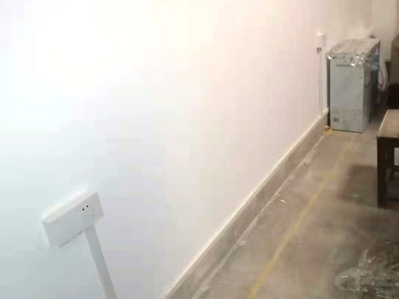 全屋明裝線路：畫框線：根據(jù)需要，在墻面的合適處畫出埋穴位置，并比照接線盒大小（四周bai放大2&mdash;3毫米），畫出開鑿范圍框線（兩個裝蓋孔應保持水平）。 鑿框線：以平口鑿沿柜線垂直鑿出深溝，然后從框內向框外斜鑿去磚角，反復進行，并注意不得崩裂框線。 鑿穴孔：將框內多余磚角鑿去，直至深度略大于接線盒高度，不得過淺或過深。 修乎穴孔：鑿平埋穴四周與穴底，以放人接線盒端正、服帖為宜。 現(xiàn)埋接線盒：裝正接線盒，敲去安裝孔蓋，對準線槽，并使裝蓋面稍稍伸出磚砌面，且低于粉刷面3&mdash;5毫米，再用調成膏狀的水泥粘牢 穿線引入：利用線管內事先穿入的引線，將待裝電線引入線管之中。