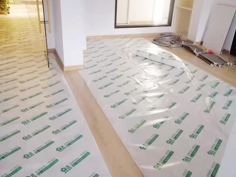 地板成品保護(hù)維修：防止磕碰：可以鋪一些柔軟耐沖擊的材料，加以防護(hù)。 防污染：后期的墻漆、膠水、有機(jī)溶劑有可能在施工中不慎滴落，污染木質(zhì)裝飾表面，可以鋪些隔離物加以防護(hù)。安裝過程中，應(yīng)注意輕拿輕放，不能碰傷、劃傷，好的鋁材應(yīng)貼好保護(hù)膜和標(biāo)簽。