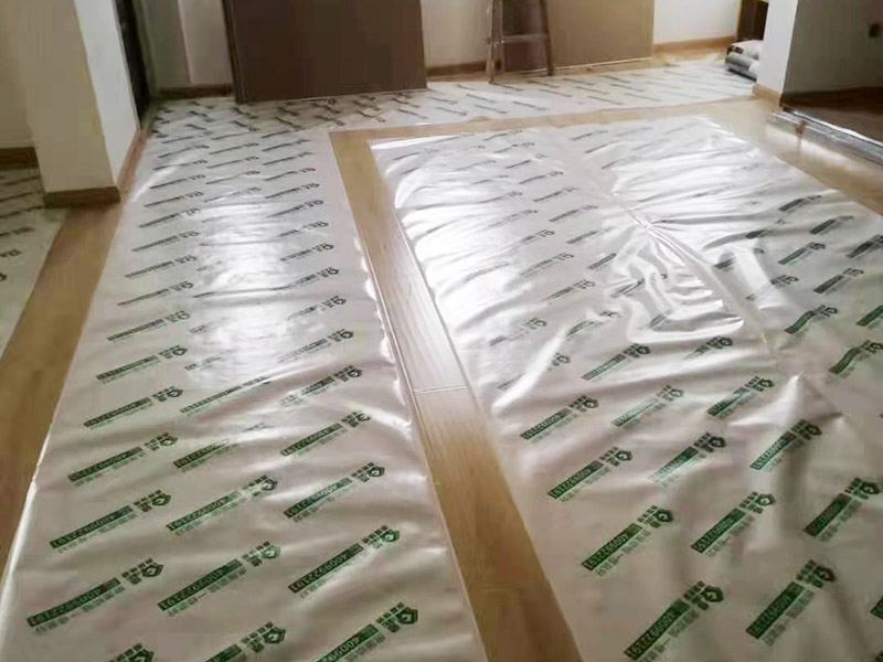 地板成品保護(hù)維修：防止磕碰：可以鋪一些柔軟耐沖擊的材料，加以防護(hù)。 防污染：后期的墻漆、膠水、有機(jī)溶劑有可能在施工中不慎滴落，污染木質(zhì)裝飾表面，可以鋪些隔離物加以防護(hù)。安裝過程中，應(yīng)注意輕拿輕放，不能碰傷、劃傷，好的鋁材應(yīng)貼好保護(hù)膜和標(biāo)簽。