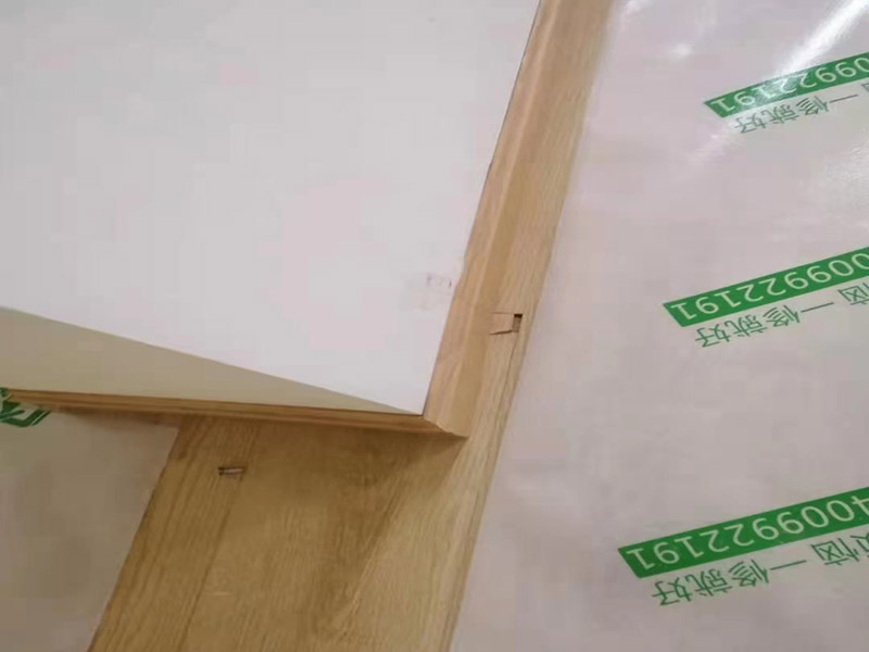 地板成品保護(hù)維修：防止磕碰：可以鋪一些柔軟耐沖擊的材料，加以防護(hù)。 防污染：后期的墻漆、膠水、有機(jī)溶劑有可能在施工中不慎滴落，污染木質(zhì)裝飾表面，可以鋪些隔離物加以防護(hù)。安裝過程中，應(yīng)注意輕拿輕放，不能碰傷、劃傷，好的鋁材應(yīng)貼好保護(hù)膜和標(biāo)簽。