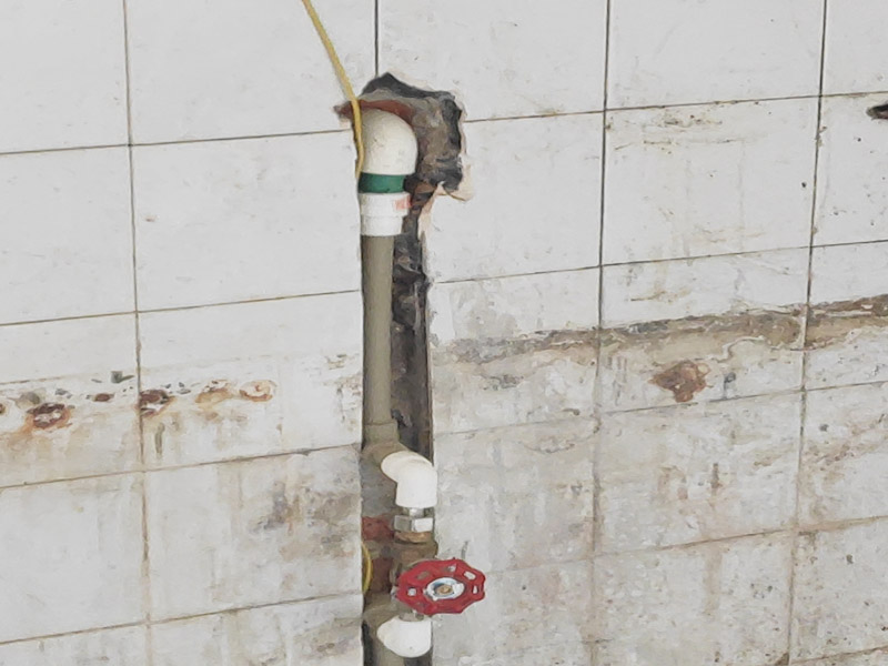 水電改造維修：水電改造，一定要注意查看原本的線路，比如電氣的原本線路設(shè)計情況、以及相關(guān)的照明，插座等是否采用分路控制的方式，這樣才能避免因?qū)υ揪€路的設(shè)計不了解而隨意檢查，造成不必要的麻煩。 水電維修改造，要檢查排水設(shè)施，通常情況下，在家裝中對于水電的改造是比較常見的，而這樣的情況下需要注意檢查排水系統(tǒng)，避免因改造中出現(xiàn)的一些疏忽，直接導(dǎo)致排水出現(xiàn)不暢通、或者是堵塞現(xiàn)象。