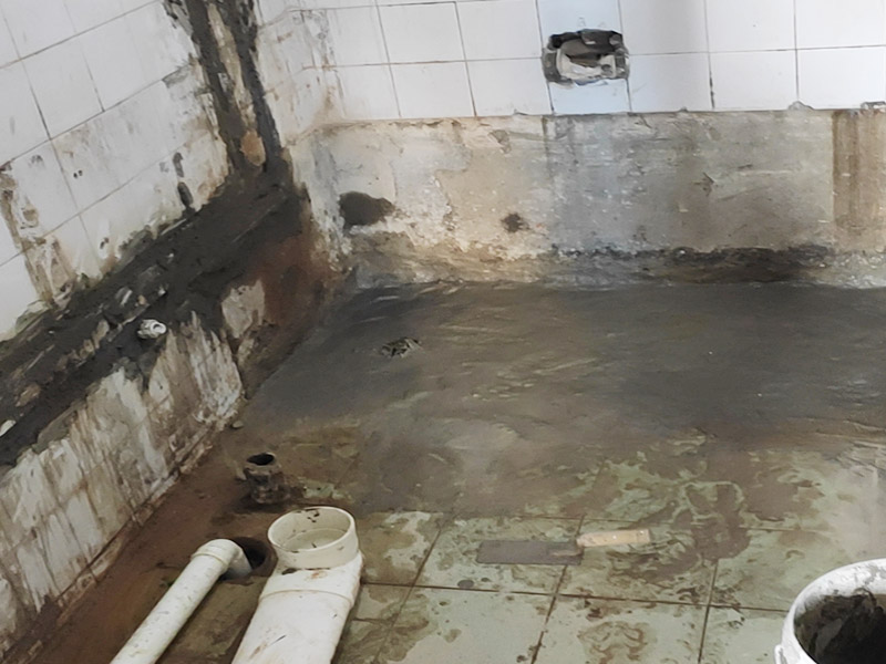 水電改造維修：水電改造，一定要注意查看原本的線路，比如電氣的原本線路設(shè)計情況、以及相關(guān)的照明，插座等是否采用分路控制的方式，這樣才能避免因?qū)υ揪€路的設(shè)計不了解而隨意檢查，造成不必要的麻煩。 水電維修改造，要檢查排水設(shè)施，通常情況下，在家裝中對于水電的改造是比較常見的，而這樣的情況下需要注意檢查排水系統(tǒng)，避免因改造中出現(xiàn)的一些疏忽，直接導(dǎo)致排水出現(xiàn)不暢通、或者是堵塞現(xiàn)象。