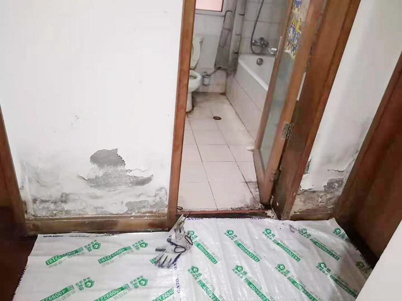 衛(wèi)生間滲水維修：若是衛(wèi)生間的局部地方出現(xiàn)漏水，最有可能造成這個(gè)問題的原因是防水層的損壞，這個(gè)時(shí)候我們需要吧漏水區(qū)域的防水層重新裝修過，就可以了。但是在進(jìn)行維修的時(shí)候，需要特別注意，由于我們是對一部分區(qū)域進(jìn)行維修，因此和之前的用的防水層不能有太大的差別，以免自由局部損壞，造成整體損壞。 地漏通道在進(jìn)行長時(shí)間的使用，也有可能會出現(xiàn)老化的問題，這個(gè)時(shí)候需要對原有的地漏進(jìn)行更換，但是在更換的時(shí)候，要注意保持地漏下水管的清潔，以免造成地漏堵塞，或污水流進(jìn)樓下的用戶家中，這就不好了。