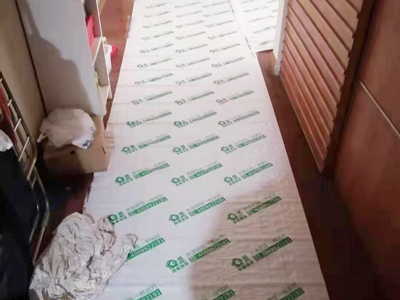 衛(wèi)生間滲水維修：若是衛(wèi)生間的局部地方出現(xiàn)漏水，最有可能造成這個(gè)問題的原因是防水層的損壞，這個(gè)時(shí)候我們需要吧漏水區(qū)域的防水層重新裝修過，就可以了。但是在進(jìn)行維修的時(shí)候，需要特別注意，由于我們是對一部分區(qū)域進(jìn)行維修，因此和之前的用的防水層不能有太大的差別，以免自由局部損壞，造成整體損壞。 地漏通道在進(jìn)行長時(shí)間的使用，也有可能會出現(xiàn)老化的問題，這個(gè)時(shí)候需要對原有的地漏進(jìn)行更換，但是在更換的時(shí)候，要注意保持地漏下水管的清潔，以免造成地漏堵塞，或污水流進(jìn)樓下的用戶家中，這就不好了。