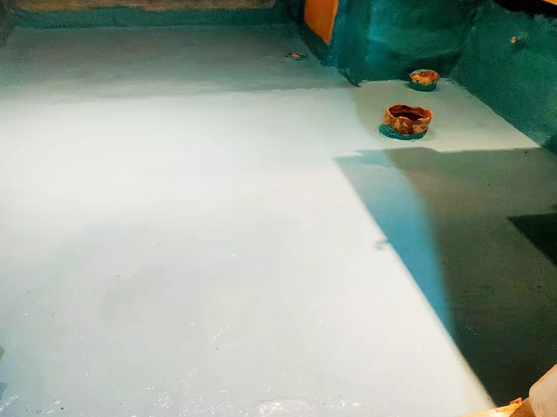 地面刷第五次防水：基層清理先將基層表面上的灰皮用鏟刀除掉，用笤帚將塵土、砂粒等雜物清掃干凈，尤其是管根，地漏和排水口等部位要仔細清理。 涂覆根據(jù)工程的特點和要求，選擇適當(dāng)?shù)墓しāＭ扛矔r要盡量均勻，不能有局部沉積，并要求多滾刷幾次使涂料與基層之間密實，不留氣泡，粘結(jié)嚴(yán)實。 保護層與裝飾層須在防水層完成2天后進行。為了抹砂漿時施工方便，也可在防水層后一遍涂覆后，立即撒上干凈的中粗砂。