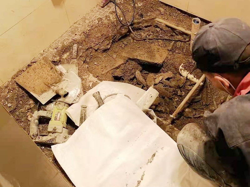 走廊保護裝修施工：各種裝修物料的進場以及各種建筑裝修垃圾的清理，都會經過入戶門，這些物品在搬運的過程中，難免會和入戶門發(fā)生磕碰，造成入戶門的磕碰劃傷，所以，第一個需要做好成品保護的地方就是入戶門。 做法：在裝修開工前直到家具進場期間，都需要對入戶門進行保護！可以使用成品保護膜將門包裹。