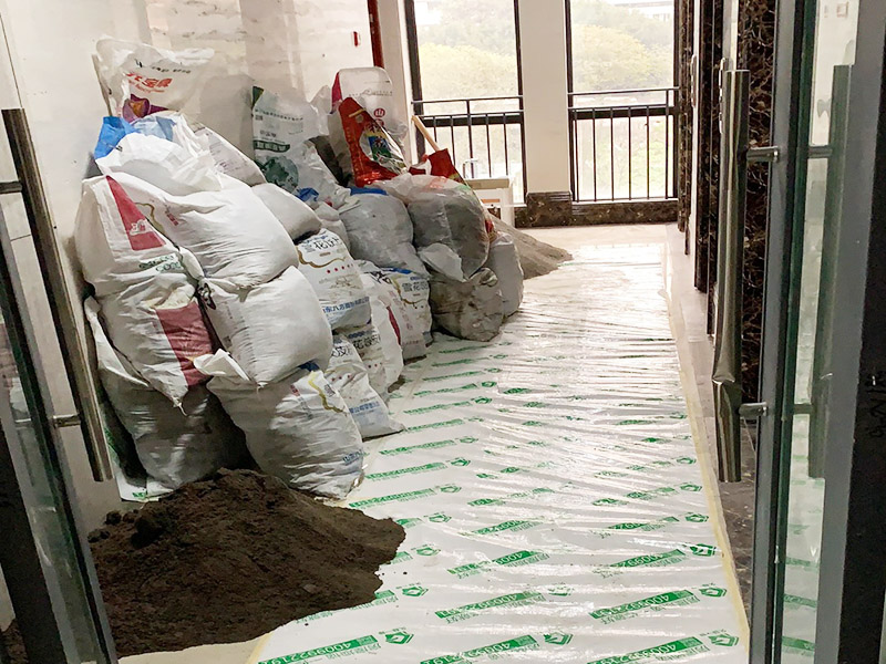 保護措施建渣處理：1、各工種在施工中不得污染、損壞其他工種的成品和半成品。 2、材料表面保護膜應在工程竣工時拆除。 3、易碎、易崩邊的已加工好的石材板材，不得長期受雨淋，并應采取立方，光面相對，板塊下應支墊木方，現(xiàn)場搬運時也應按上述要求。特別要注意防止成品石材在運輸和堆放過程中角部的損壞（如采用塑料護角）。 4、施工過程中材料搬運過程中應注意防止損壞電梯、樓道內(nèi)已裝修好的墻面、頂棚和門窗等。