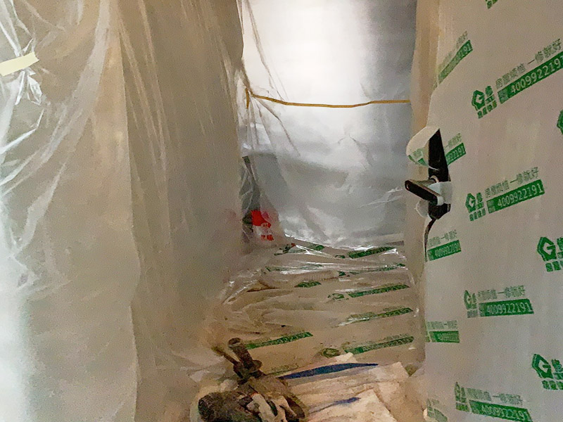 保護措施建渣處理：1、各工種在施工中不得污染、損壞其他工種的成品和半成品。 2、材料表面保護膜應在工程竣工時拆除。 3、易碎、易崩邊的已加工好的石材板材，不得長期受雨淋，并應采取立方，光面相對，板塊下應支墊木方，現(xiàn)場搬運時也應按上述要求。特別要注意防止成品石材在運輸和堆放過程中角部的損壞（如采用塑料護角）。 4、施工過程中材料搬運過程中應注意防止損壞電梯、樓道內(nèi)已裝修好的墻面、頂棚和門窗等。