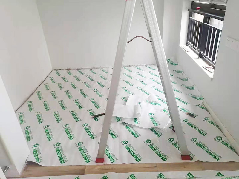 家具安裝成品保護(hù)入戶門扇用公司統(tǒng)一的門貼進(jìn)行全面包裹保護(hù)，用透明膠帶將保護(hù)膜粘貼牢固平整。 用標(biāo)準(zhǔn)保護(hù)膜將門框三面保護(hù)完整并固定牢固。 工程完工后拆除保護(hù)膜時如果有粘貼時的膠痕，應(yīng)用酒精或?qū)Ｓ玫那逦蹌┣宄z痕。 木地板施工前，將地面用吸塵器清理干凈。 木地板施工后，用產(chǎn)品自帶的防潮墊或標(biāo)準(zhǔn)保護(hù)在通道鋪貼進(jìn)行保護(hù)。