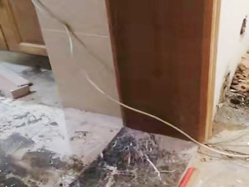 墻壁打孔服務(wù)：為了保證施工的安全性，不建議業(yè)主親自動(dòng)手，墻體打孔一般是由專業(yè)的師傅來完成的。不夠?qū)I(yè)的技術(shù)人員不僅可能對(duì)墻體造成損傷，有可能還會(huì)發(fā)生意外事故，對(duì)業(yè)主的利益造成威脅。 打孔看起很簡(jiǎn)單，其實(shí)是個(gè)技術(shù)活，大家在打孔的時(shí)候，切勿操之過急。在打孔的過程中應(yīng)來回的抽插，這樣可以防止干粉卡鉆。另外，墻體打孔時(shí)鉆頭一定要穩(wěn)，不要左搖右搖，因?yàn)槟銚u的一起，相當(dāng)于加大鉆頭的摩擦力。