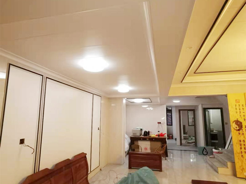 客廳造型安裝：客廳吊頂施工準(zhǔn)備,客廳吊頂施工準(zhǔn)備包含檢查設(shè)備管道是否安裝完畢、檢查結(jié)構(gòu)尺寸與設(shè)計(jì)圖是否相符、準(zhǔn)備好吊頂安裝材料和工具等工作。 安裝龍骨,龍骨分為兩個(gè),分別是主龍骨和次龍骨。在進(jìn)行安裝時(shí),要先將每條主龍骨吊到稍高于標(biāo)高線的位置上臨時(shí)固定,假如吊頂面積較大,可分成多個(gè)部分,依次吊裝。安裝完主龍骨之后,在安裝次龍骨就行了。