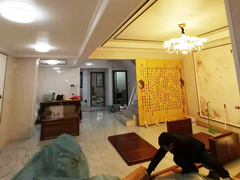 客廳造型安裝：客廳吊頂施工準(zhǔn)備,客廳吊頂施工準(zhǔn)備包含檢查設(shè)備管道是否安裝完畢、檢查結(jié)構(gòu)尺寸與設(shè)計(jì)圖是否相符、準(zhǔn)備好吊頂安裝材料和工具等工作。 安裝龍骨,龍骨分為兩個(gè),分別是主龍骨和次龍骨。在進(jìn)行安裝時(shí),要先將每條主龍骨吊到稍高于標(biāo)高線的位置上臨時(shí)固定,假如吊頂面積較大,可分成多個(gè)部分,依次吊裝。安裝完主龍骨之后,在安裝次龍骨就行了。