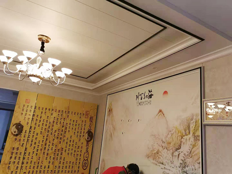 客廳造型安裝：客廳吊頂施工準(zhǔn)備,客廳吊頂施工準(zhǔn)備包含檢查設(shè)備管道是否安裝完畢、檢查結(jié)構(gòu)尺寸與設(shè)計(jì)圖是否相符、準(zhǔn)備好吊頂安裝材料和工具等工作。 安裝龍骨,龍骨分為兩個(gè),分別是主龍骨和次龍骨。在進(jìn)行安裝時(shí),要先將每條主龍骨吊到稍高于標(biāo)高線的位置上臨時(shí)固定,假如吊頂面積較大,可分成多個(gè)部分,依次吊裝。安裝完主龍骨之后,在安裝次龍骨就行了。