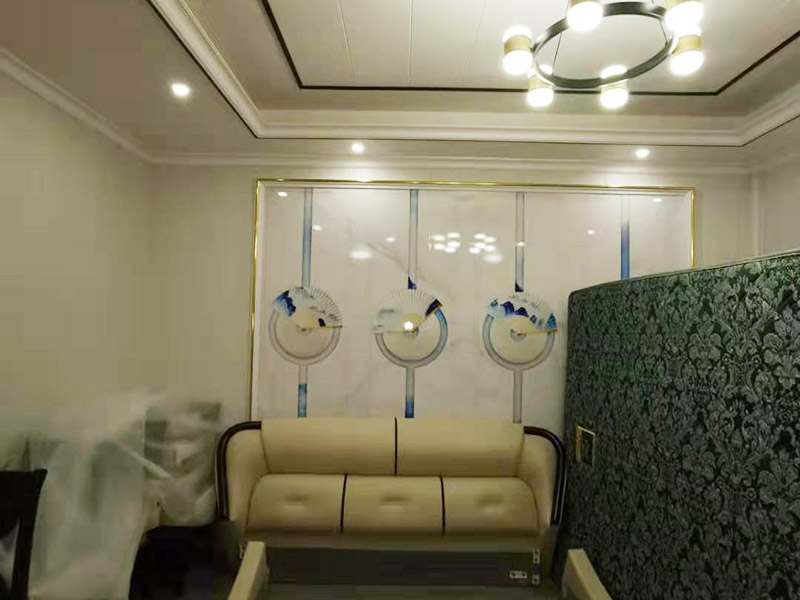 客廳造型安裝：客廳吊頂施工準(zhǔn)備,客廳吊頂施工準(zhǔn)備包含檢查設(shè)備管道是否安裝完畢、檢查結(jié)構(gòu)尺寸與設(shè)計(jì)圖是否相符、準(zhǔn)備好吊頂安裝材料和工具等工作。 安裝龍骨,龍骨分為兩個(gè),分別是主龍骨和次龍骨。在進(jìn)行安裝時(shí),要先將每條主龍骨吊到稍高于標(biāo)高線的位置上臨時(shí)固定,假如吊頂面積較大,可分成多個(gè)部分,依次吊裝。安裝完主龍骨之后,在安裝次龍骨就行了。