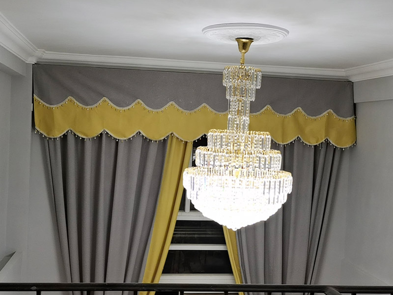 水晶吊燈安裝：安裝水晶吊燈應(yīng)首先確定安裝位置，并注意房間和水晶吊燈的尺寸。 在優(yōu)雅的大房子里，水晶吊燈是最好的裝飾，尤其是在客廳。足夠大的水晶吊燈將使整個(gè)房間更加充實(shí)，高端大氣。 但是如果大型水晶吊燈在中型房間中就會(huì)顯得過(guò)于擁擠，那么安裝一個(gè)較小的水晶吊燈會(huì)更完美。 安裝水晶吊燈時(shí)，必須考慮其重量。當(dāng)?shù)鯚舻闹亓砍^(guò)3kg時(shí)，應(yīng)使用預(yù)埋吊鉤或螺栓將其固定。當(dāng)軟線吊燈的重量超過(guò)1kg時(shí)，應(yīng)增加吊鏈。