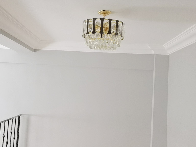 水晶吊燈安裝：安裝水晶吊燈應(yīng)首先確定安裝位置，并注意房間和水晶吊燈的尺寸。 在優(yōu)雅的大房子里，水晶吊燈是最好的裝飾，尤其是在客廳。足夠大的水晶吊燈將使整個(gè)房間更加充實(shí)，高端大氣。 但是如果大型水晶吊燈在中型房間中就會(huì)顯得過(guò)于擁擠，那么安裝一個(gè)較小的水晶吊燈會(huì)更完美。 安裝水晶吊燈時(shí)，必須考慮其重量。當(dāng)?shù)鯚舻闹亓砍^(guò)3kg時(shí)，應(yīng)使用預(yù)埋吊鉤或螺栓將其固定。當(dāng)軟線吊燈的重量超過(guò)1kg時(shí)，應(yīng)增加吊鏈。