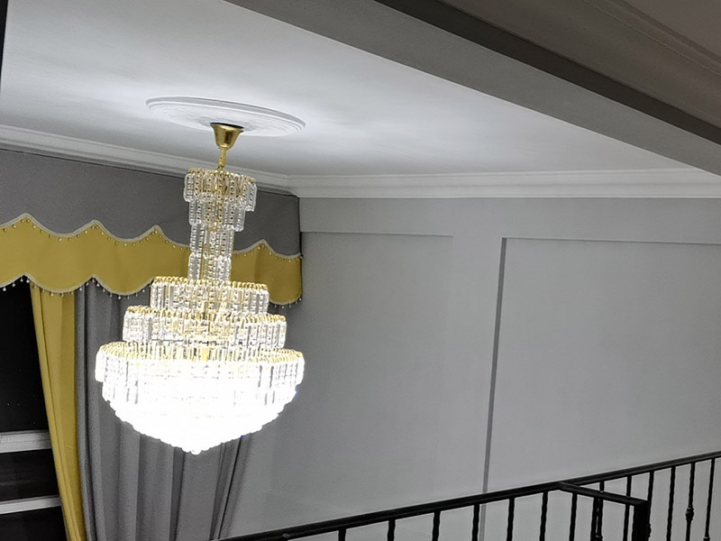 水晶吊燈安裝：安裝水晶吊燈應(yīng)首先確定安裝位置，并注意房間和水晶吊燈的尺寸。 在優(yōu)雅的大房子里，水晶吊燈是最好的裝飾，尤其是在客廳。足夠大的水晶吊燈將使整個(gè)房間更加充實(shí)，高端大氣。 但是如果大型水晶吊燈在中型房間中就會(huì)顯得過(guò)于擁擠，那么安裝一個(gè)較小的水晶吊燈會(huì)更完美。 安裝水晶吊燈時(shí)，必須考慮其重量。當(dāng)?shù)鯚舻闹亓砍^(guò)3kg時(shí)，應(yīng)使用預(yù)埋吊鉤或螺栓將其固定。當(dāng)軟線吊燈的重量超過(guò)1kg時(shí)，應(yīng)增加吊鏈。