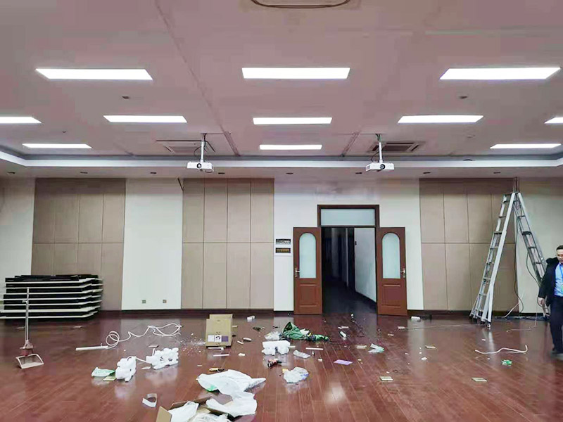 投影儀安裝案例：投影儀正向吊掛在天花板上進(jìn)行投射畫面。優(yōu)點(diǎn)：不用擔(dān)心小孩搞破壞，也不用擔(dān)心客廳空間小占位置，一次安裝一步到位，不用頻繁地調(diào)節(jié)！缺點(diǎn)：由于布線長，可能會(huì)引起信號(hào)衰減，從而影響到投影效果。第一次安裝時(shí)，如何布線，如何計(jì)算與幕布之間的合理距離等都要費(fèi)一點(diǎn)腦力。裝好之后，后期維護(hù)也不方便，如除塵，換過濾網(wǎng)，清潔鏡頭等日常維護(hù)基本就很難進(jìn)行了。