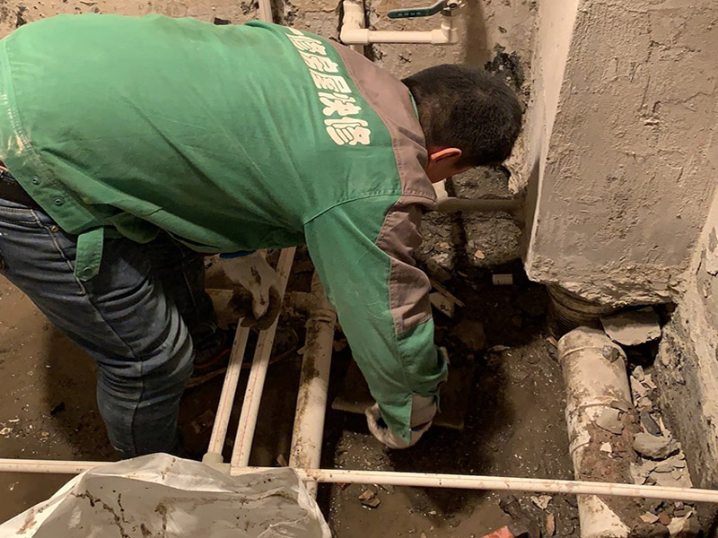 衛(wèi)生間拆除裝修：拆磚應(yīng)從下至上進(jìn)行，在施工過程中對(duì)地面及時(shí)進(jìn)行處理，以免因垃圾過多從而影響后面的工作。同時(shí)要處理好房內(nèi)的防水層。拆除插座與水龍頭附近的瓷磚時(shí)應(yīng)小心，以免損壞水電設(shè)備。為了加快房屋翻新的進(jìn)度，在拆完衛(wèi)生間瓷磚后應(yīng)立即將現(xiàn)場的雜物處理干凈。