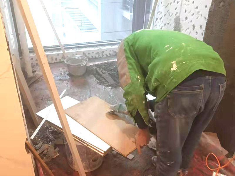 衛(wèi)生間貼磚案例：首先要根據(jù)你的衛(wèi)浴裝修來說，先鋪地磚還是先鋪墻磚，這個也是要根據(jù)家里的實際情況來定會比較好，我們知道施工還是要根據(jù)其它裝修進度來進行考慮，怎樣貼會比較好，同時也還要對后期裝修有所幫助才行，所以說還是要根據(jù)家庭裝修衛(wèi)浴的具體情況來決定，其實鋪貼地磚還是墻磚是否有利于之前施工的項目進行合理的保護，這個都是很關(guān)鍵的步驟，在鋪貼的時候就是要考慮到它的衛(wèi)浴用品會不會好安裝，這些都是要安排在里面的，只要考慮到位，這樣裝修起來才會比較方便的。