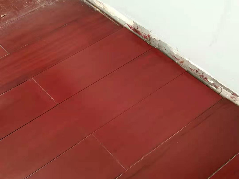 地板小面積修補(bǔ)：如果局部破損面積較小，找到劃傷磨損的強(qiáng)化木地板，對(duì)于已經(jīng)磨損的木地板，先用水磨砂紙濕肥皂水將木地板表面略磨，但勿磨得太深，勿弄濕木地板表面，然后用干布抹將其凈。如想重打?qū)Ｓ玫匕逵?，要先將舊地板油完全磨去，吸光凈木屑?jí)m埃，用較干的濕布將舊木糠完全抹去，待強(qiáng)化木地板完全干燥后，用軟毛掃將地板油均勻地涂于該木地板上，待數(shù)小時(shí)才會(huì)完全干透。