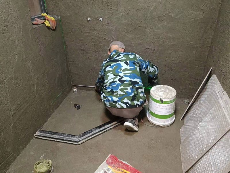 浴室找平貼磚：在鋪貼瓷磚前，我們要先把還沒涂抹水泥的地磚鋪在地上，并敲平，然后在地磚上涂滿水泥，鋪在地面，鋪地磚的過程中要對齊四塊磚的對角位置。  另外，在鋪貼瓷磚時也要講究鋪貼順序，在鋪地磚時應(yīng)從內(nèi)向外貼，有坡度或地漏的地方，要注意排水方向找坡，而墻面磚應(yīng)從下往上貼，底層的瓷磚要最后貼，這樣鋪貼出來才美觀，鋪完地磚后還要壓地磚。