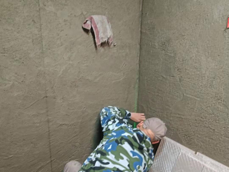 浴室找平貼磚：在鋪貼瓷磚前，我們要先把還沒涂抹水泥的地磚鋪在地上，并敲平，然后在地磚上涂滿水泥，鋪在地面，鋪地磚的過程中要對齊四塊磚的對角位置。  另外，在鋪貼瓷磚時也要講究鋪貼順序，在鋪地磚時應(yīng)從內(nèi)向外貼，有坡度或地漏的地方，要注意排水方向找坡，而墻面磚應(yīng)從下往上貼，底層的瓷磚要最后貼，這樣鋪貼出來才美觀，鋪完地磚后還要壓地磚。