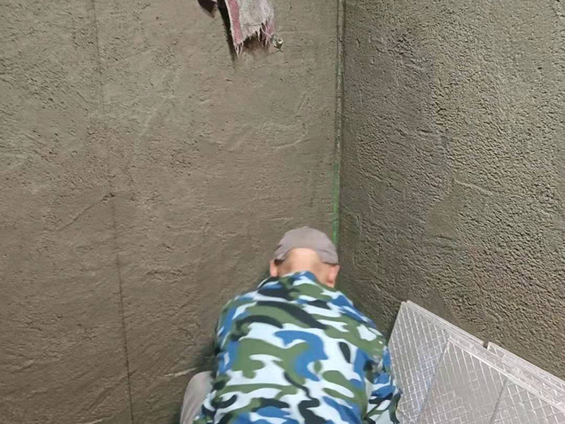 浴室找平貼磚：在鋪貼瓷磚前，我們要先把還沒涂抹水泥的地磚鋪在地上，并敲平，然后在地磚上涂滿水泥，鋪在地面，鋪地磚的過程中要對齊四塊磚的對角位置。  另外，在鋪貼瓷磚時也要講究鋪貼順序，在鋪地磚時應(yīng)從內(nèi)向外貼，有坡度或地漏的地方，要注意排水方向找坡，而墻面磚應(yīng)從下往上貼，底層的瓷磚要最后貼，這樣鋪貼出來才美觀，鋪完地磚后還要壓地磚。