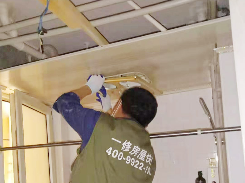 廚房管道改造：家裝管道系統(tǒng)施工：房子里明裝的管道,適合于土建的粉飾作業(yè)結(jié)束之后施行,配裝之前,需要幫助土建準(zhǔn)確的預(yù)留或者是預(yù)埋孔洞以及套管。 給水位置布置：明敷的給水立管宜布置在靠近用水量大的衛(wèi)生器具的墻角、墻邊或立柱旁。 給水系統(tǒng)布置三不：明敷的給水管不得穿越臥室、儲(chǔ)藏室以及煙道、風(fēng)道；給水管道不得緊挨熱； 給水立管距熱水器或者灶邊凈距不得小于400mm，當(dāng)條件不具備時(shí)，但最小凈距不得小于200mm。