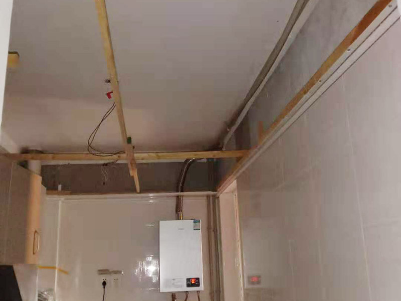 廚房管道改造：家裝管道系統(tǒng)施工：房子里明裝的管道,適合于土建的粉飾作業(yè)結(jié)束之后施行,配裝之前,需要幫助土建準(zhǔn)確的預(yù)留或者是預(yù)埋孔洞以及套管。 給水位置布置：明敷的給水立管宜布置在靠近用水量大的衛(wèi)生器具的墻角、墻邊或立柱旁。 給水系統(tǒng)布置三不：明敷的給水管不得穿越臥室、儲(chǔ)藏室以及煙道、風(fēng)道；給水管道不得緊挨熱； 給水立管距熱水器或者灶邊凈距不得小于400mm，當(dāng)條件不具備時(shí)，但最小凈距不得小于200mm。