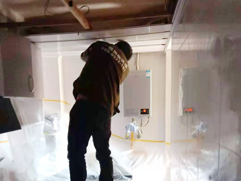 廚房管道改造：家裝管道系統(tǒng)施工：房子里明裝的管道,適合于土建的粉飾作業(yè)結(jié)束之后施行,配裝之前,需要幫助土建準(zhǔn)確的預(yù)留或者是預(yù)埋孔洞以及套管。 給水位置布置：明敷的給水立管宜布置在靠近用水量大的衛(wèi)生器具的墻角、墻邊或立柱旁。 給水系統(tǒng)布置三不：明敷的給水管不得穿越臥室、儲(chǔ)藏室以及煙道、風(fēng)道；給水管道不得緊挨熱； 給水立管距熱水器或者灶邊凈距不得小于400mm，當(dāng)條件不具備時(shí)，但最小凈距不得小于200mm。